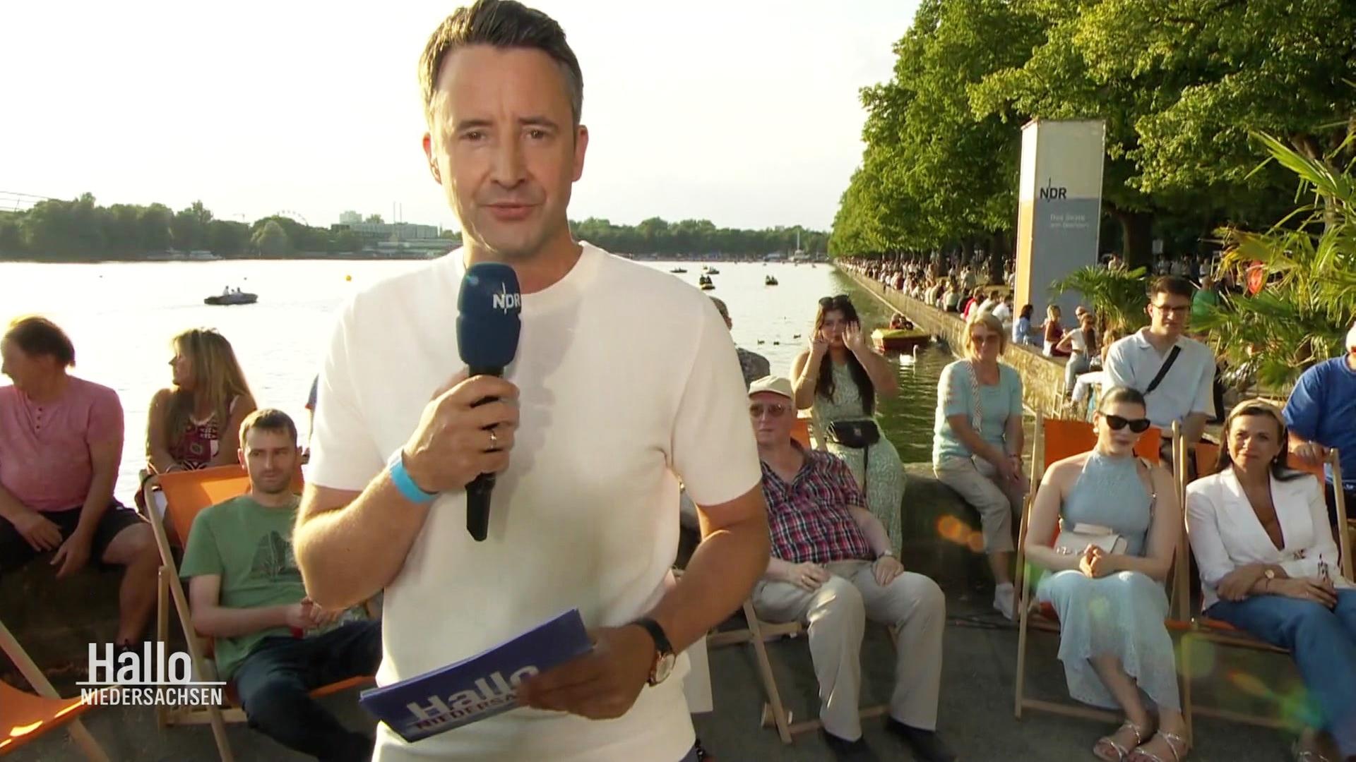 Jan Strakebaum moderiert live aus Hannover.  | Screenshot