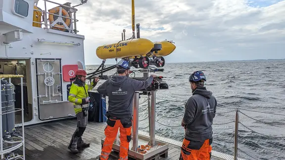 Ein Bergungsroboter wird ins Wasser gesetzt, um nach Munition zu suchen.