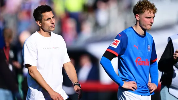 Trajneri i Kiel, Marcel Rapp (majtas) dhe Fin PORATH janë të irrituar.