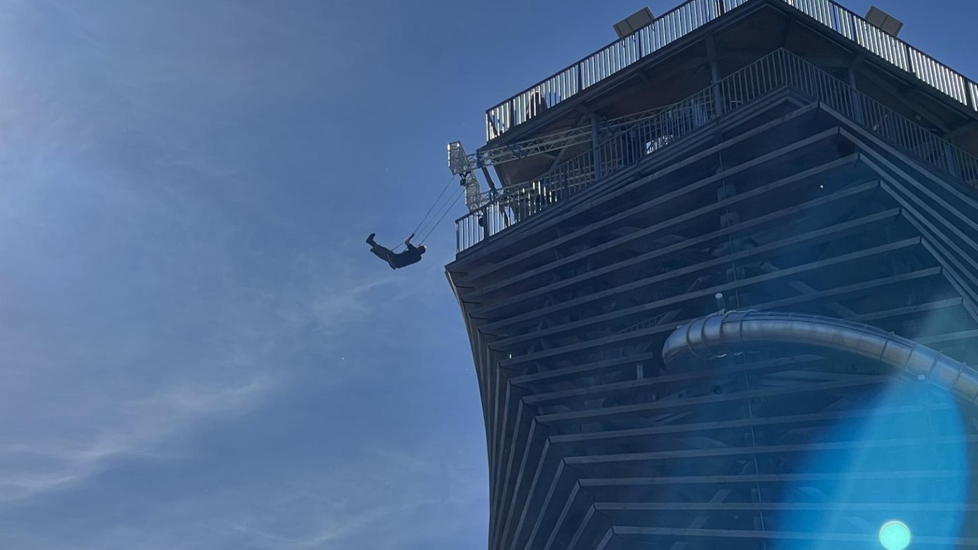 Ein Mensch schaukelt auf dem rund 65 Meter hohen Harzturm. | NDR, Jan Fragel