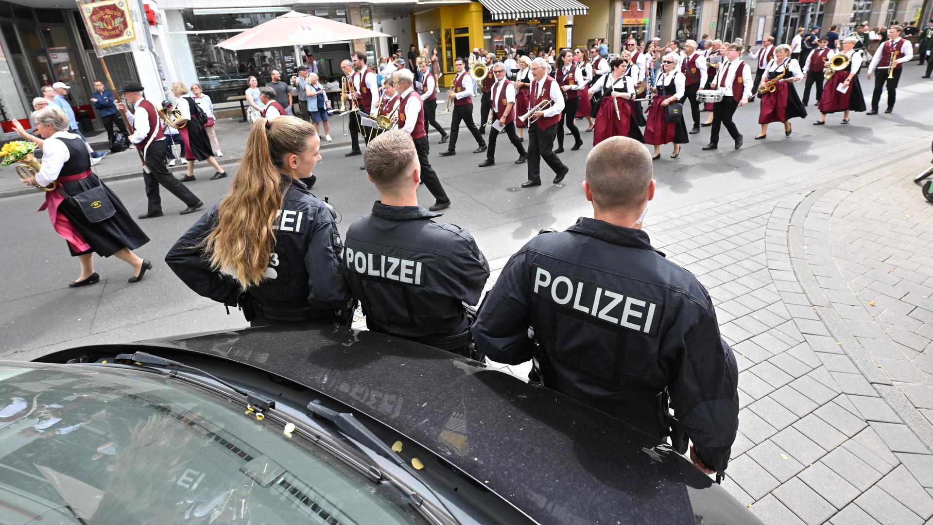 Polizisten bewachen den Schützenausmarsch in der Innenstadt von Hannover. | picture alliance/dpa /Julian Stratenschulte