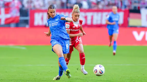 Katharina Piljic (l.) von Bayer Leverkusen im Duell mit Linda Dallmann vom FC Bayern München