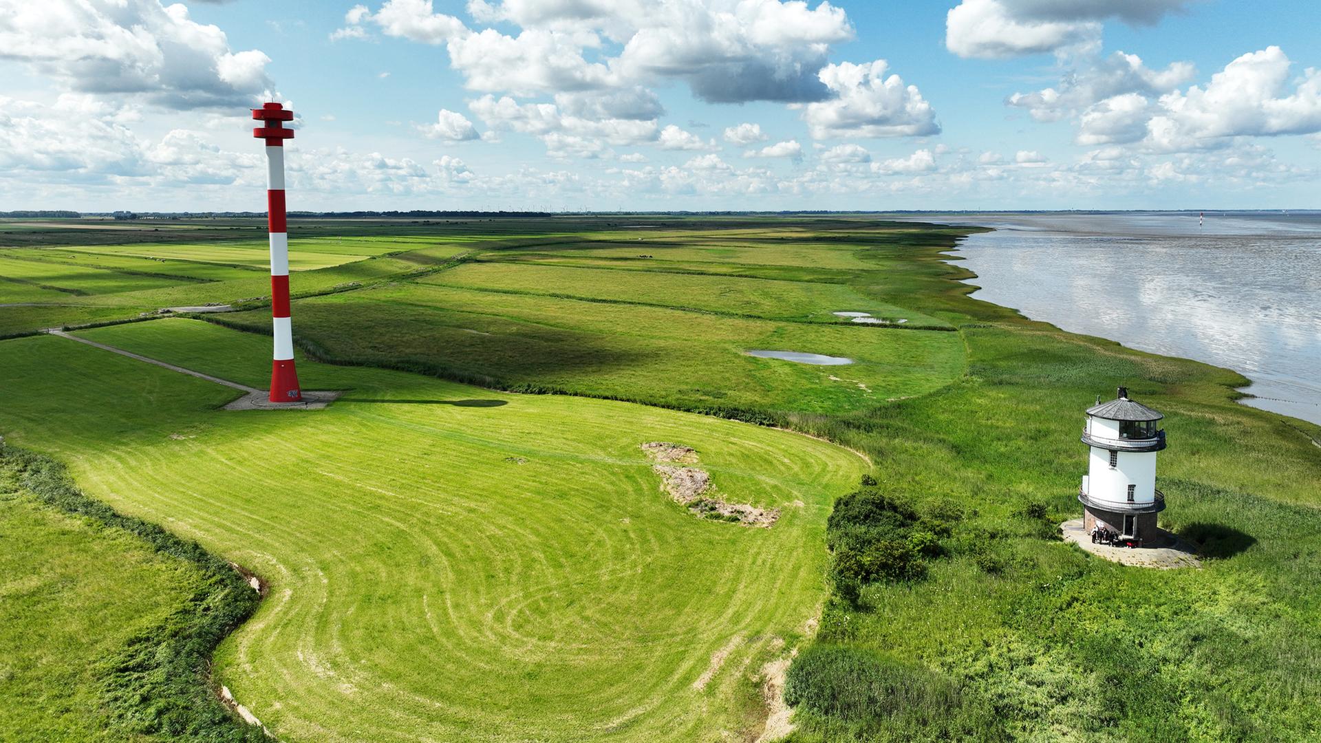 Ein maritimes Denkmal: Der Alte Leuchtturm in Balje bietet eine hervorragende Sicht auf den Schiffsverkehr der Elbe und die einzigartige Kehdinger Vogelwelt. | NDR/Doclights