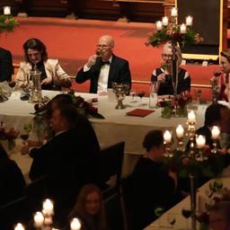 Peter Tschentscher (M, SPD) trinkt neben Teresa Ribera (2.v.l) sowie Monika Schnitzer (2.v.r) und Carola Veit (r, SPD) beim Matthiae-Mahl 2025 des Hamburger Senats im Großen Festsaal im Rathaus ein Glas Wein