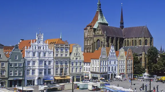 Giebelhäuser am Markt und die Marienkirche in Rostock