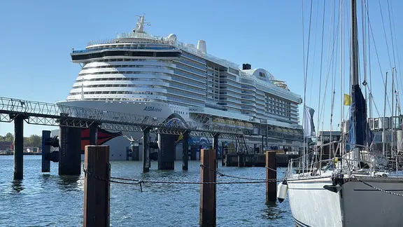 Die AIDAnova liegt im Kieler Hafen