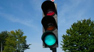 Eine Ampel zeigt Grün.