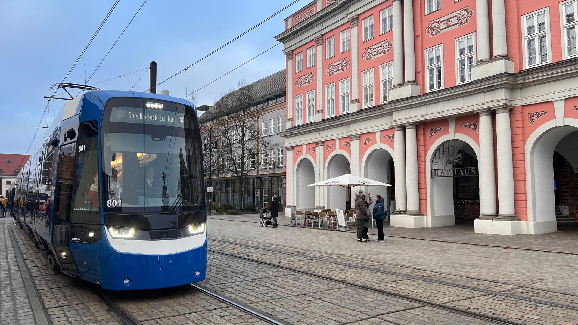 Neue Straßenbahnen für 107 Millionen Euro fahren durch Rostock