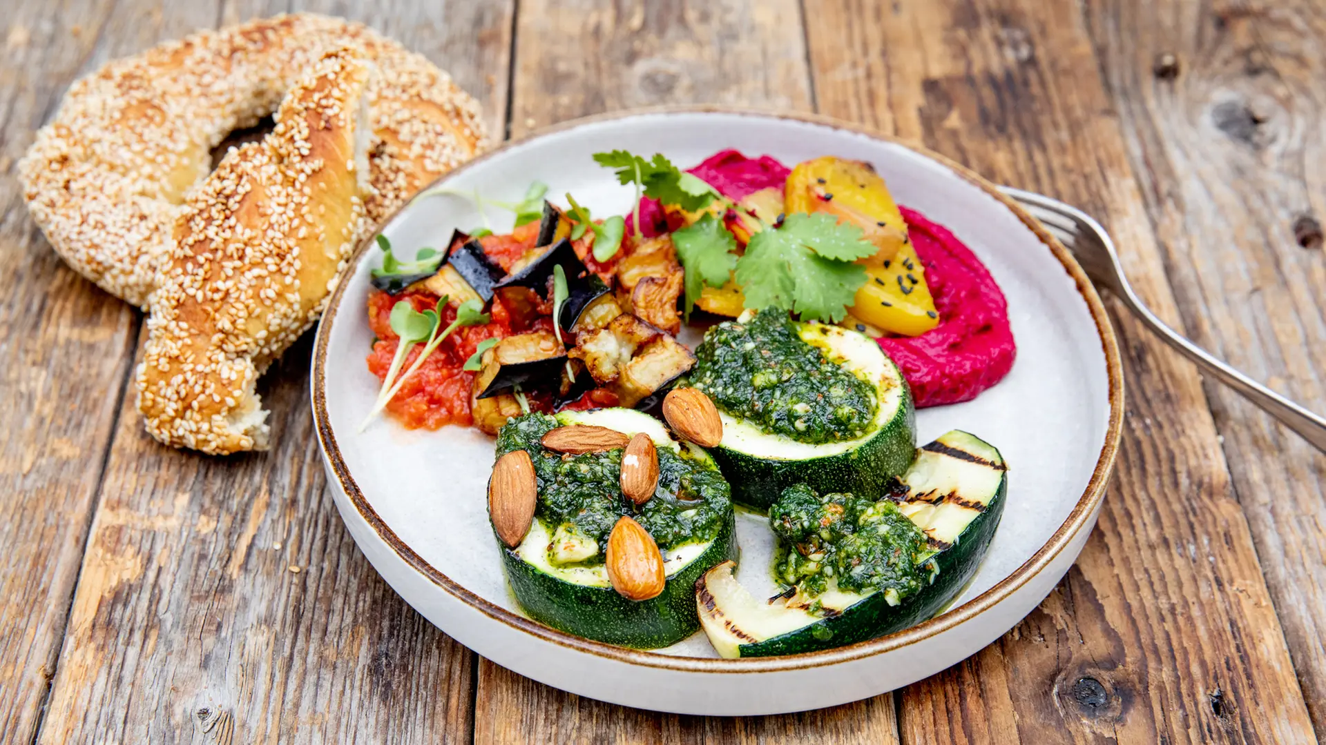 Vegetarischer Vorspeisenteller mit Sesamkringel