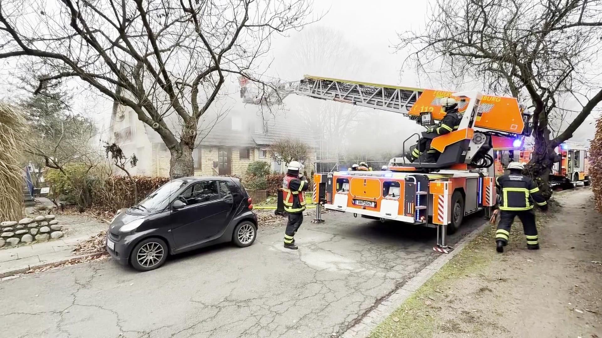 Lurup: Feuerwehr rettet Frau aus brennendem Haus Lurup: Feuerwehr rettet Frau aus brennendem Haus