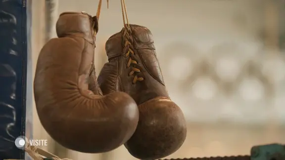 Boxhandschuhe hängen von der Decke.