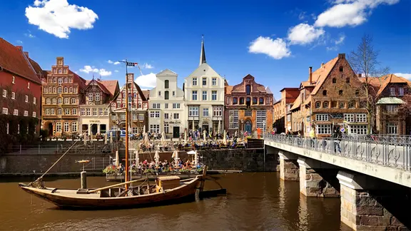 Vom einstigen Wohlstand der "Salzstadt" Lüneburg zeugen zahlreiche schöne Gebäude in der Altstadt. | Fotolia.com, kameraauge Blick auf die Häuserzeile am Stintmarkt in Lüneburg.