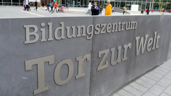 Studenten und Gäste gehen bei der Eröffnung des Bildungszentrums in Hamburg 