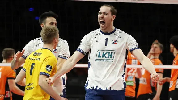 Lüneburgs Simon Torwie, Xander Ketrzynski und Gage Worsley (v.r.) jubeln.