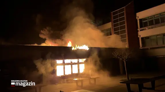 In Geesthacht brennt nachts ein Schulgebäude. 