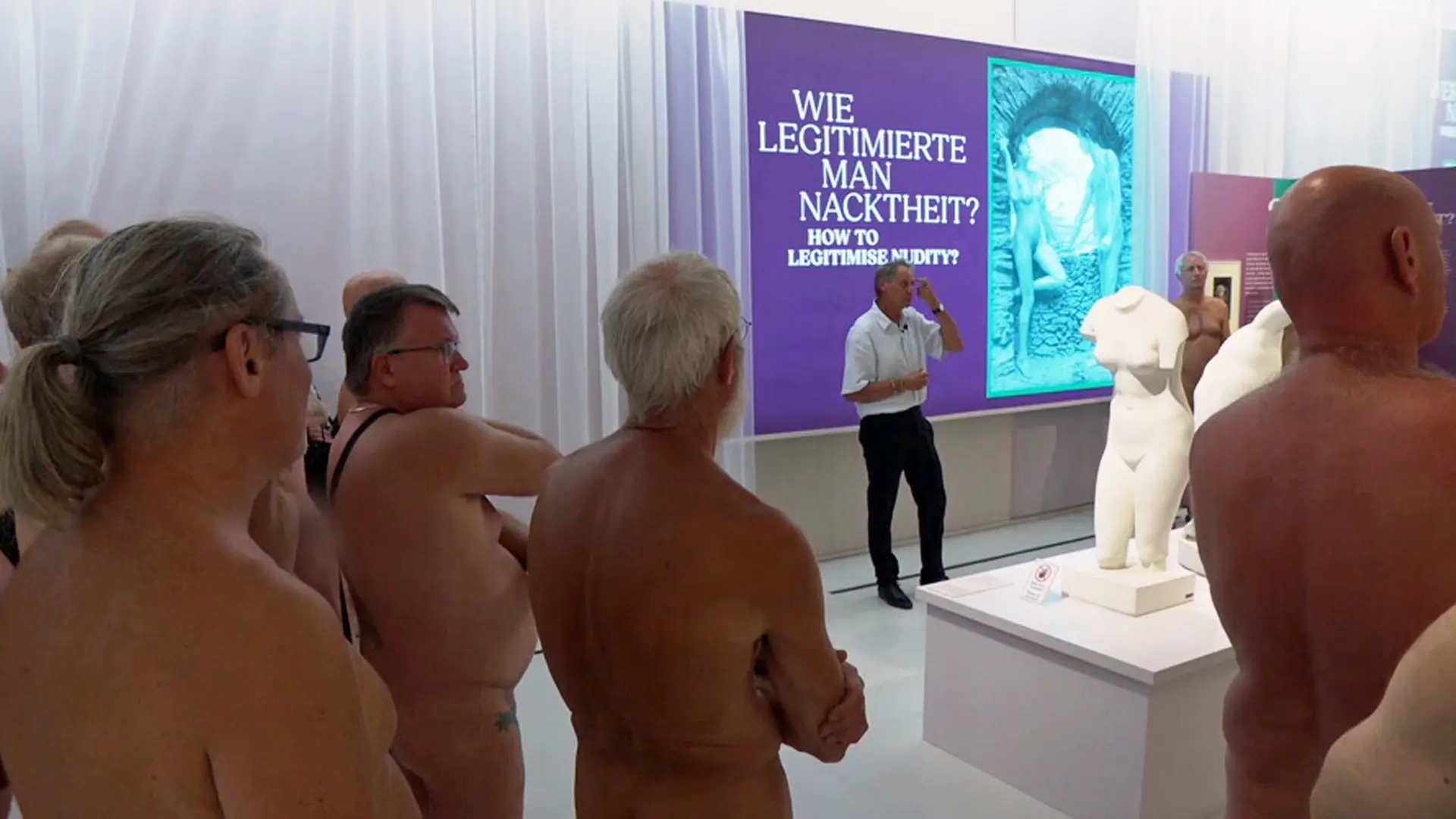 Nackt im Museum: Rundgang durch die FKK-Ausstellung in Hannover | ndr.de