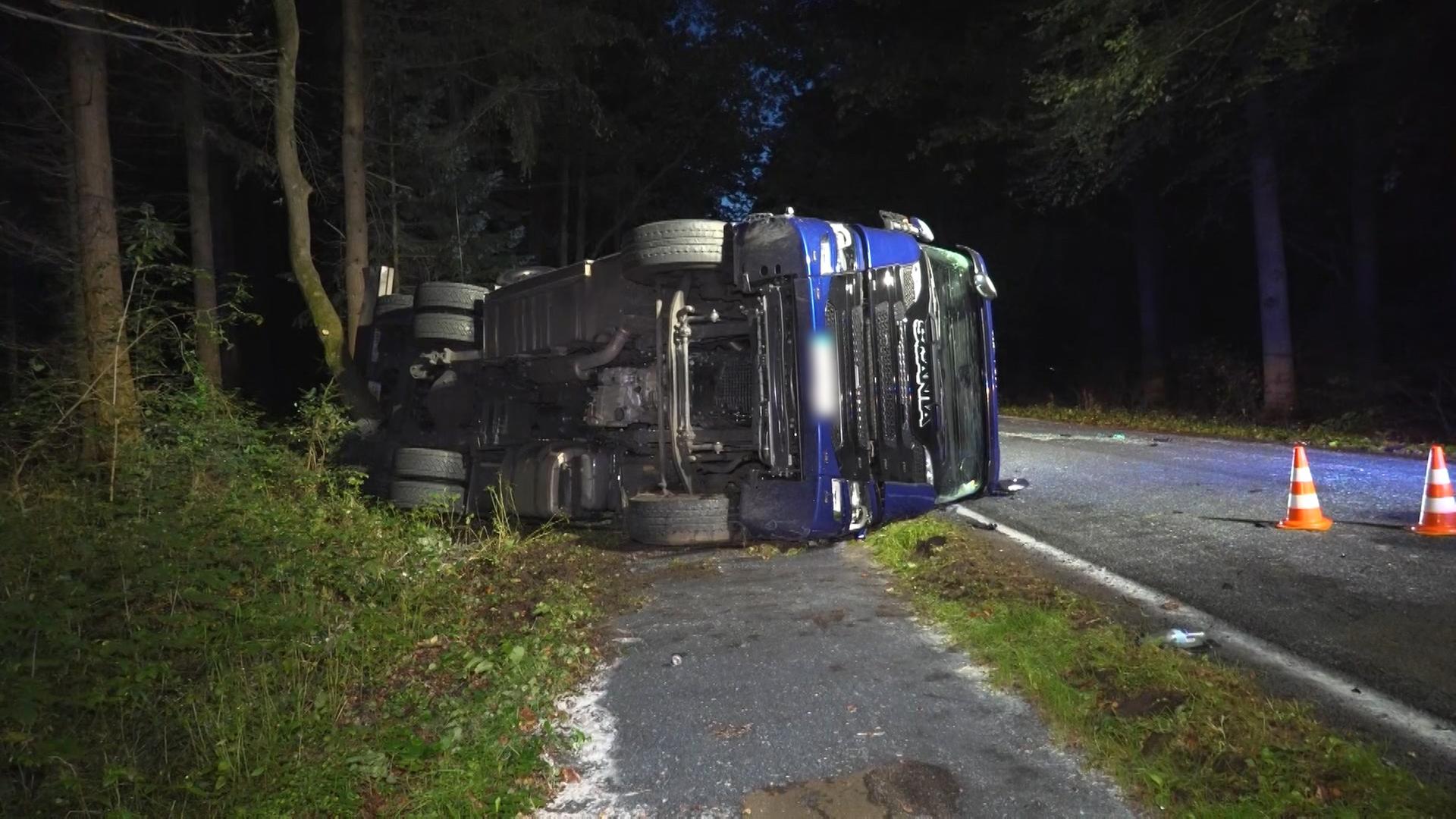 Ein Milchlaster liegt nach einem Unfall auf einer Seite. | News5