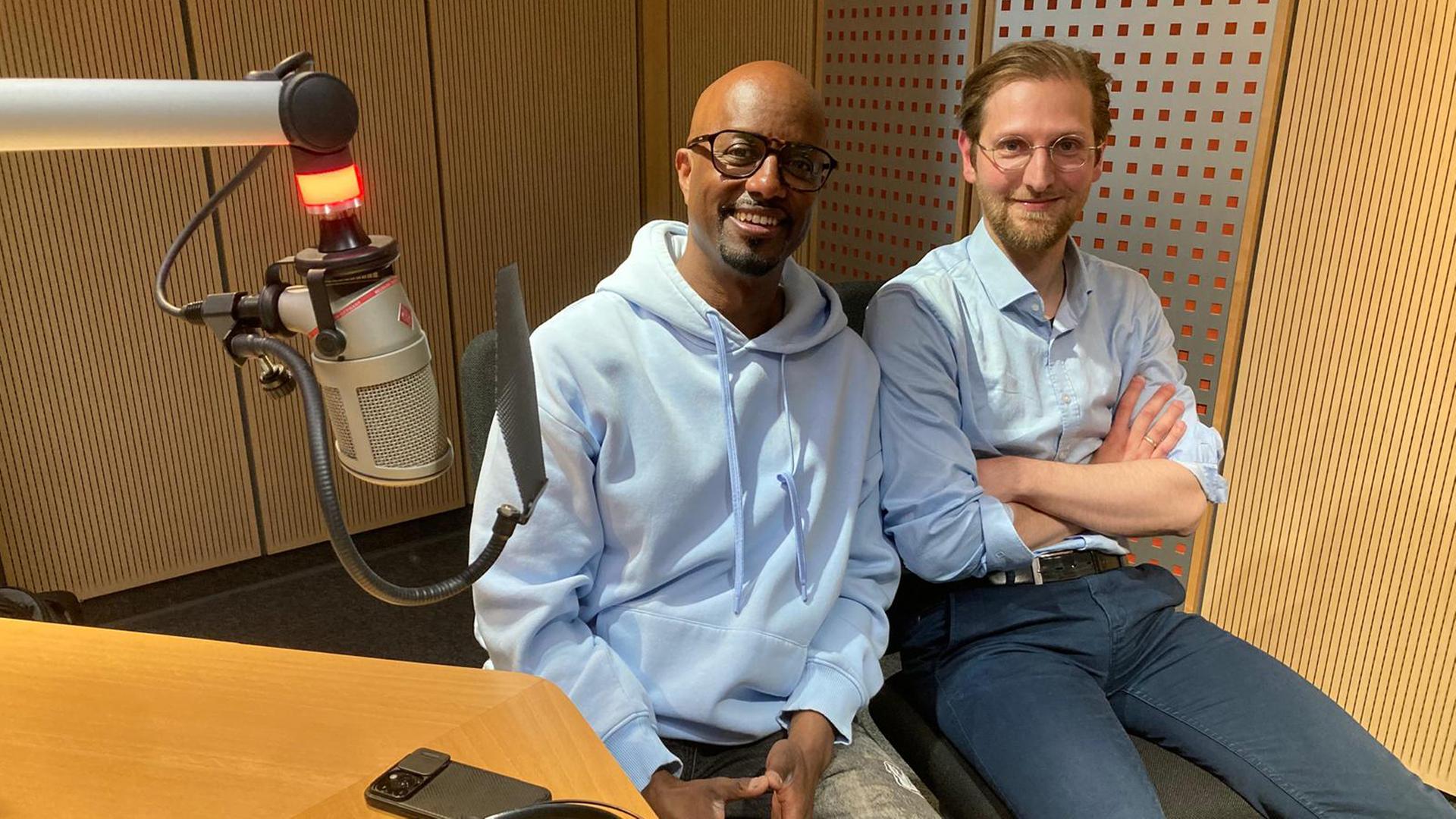 Simon Kirchmann mit Yared Dibaba im Studio | NDR, NDR