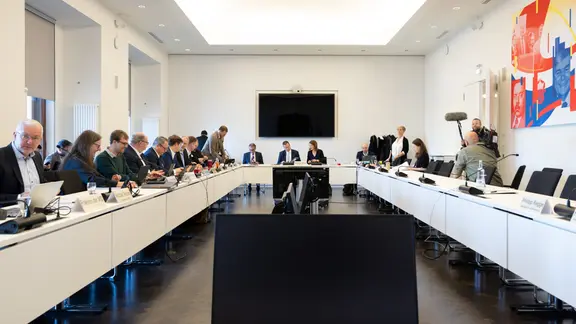 Mitglieder des Untersuchungsausschusses der Stiftung Klima- und Umweltschutz MV. | Ulrich Perrey/dpa Untersuchungsausschuss der Klima- und Umweltschutzstiftung MV