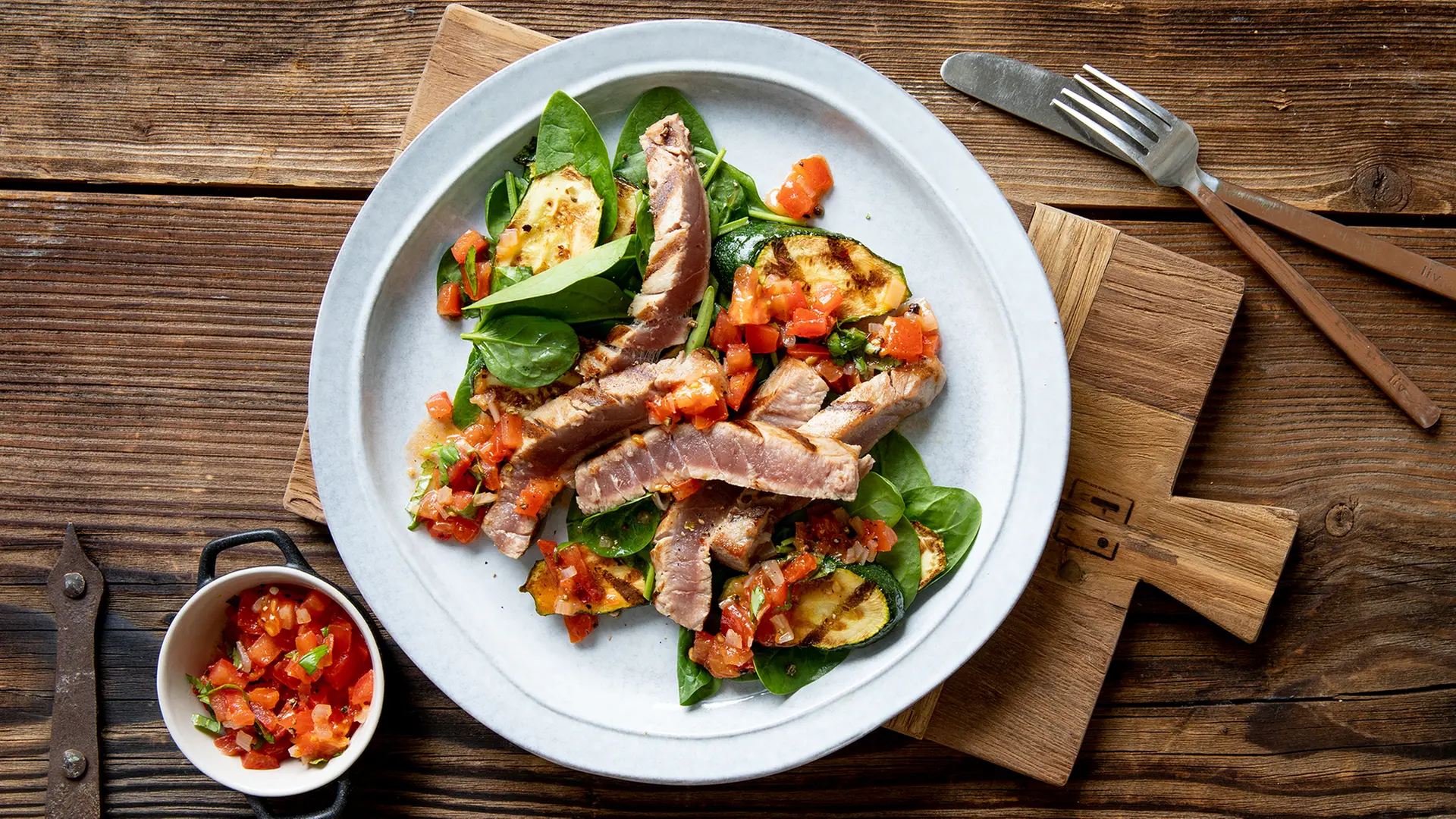 Gegrillter Thunfisch mit Tomaten-Vinaigrette | ndr.de Gegrillter Thunfisch mit Tomaten-Vinaigrette | ndr.de