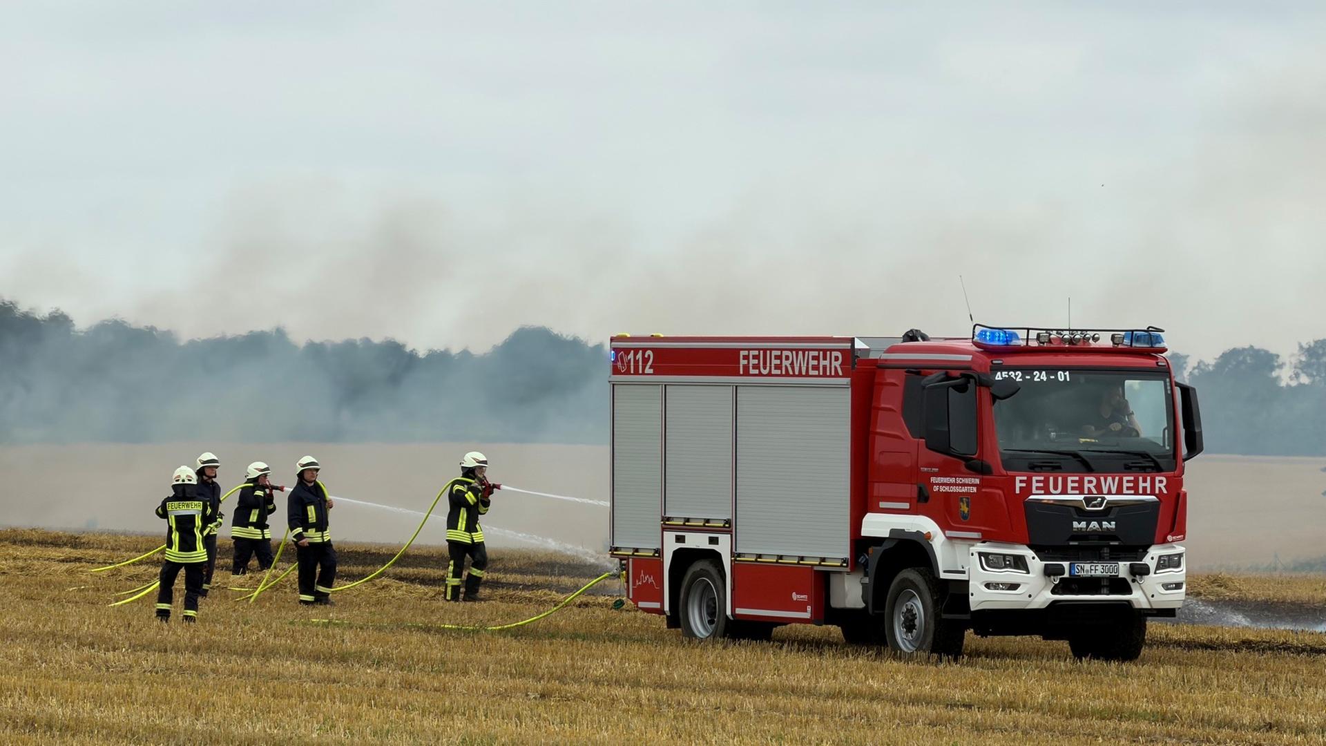 Schwerin: Feuerwehren üben Feldbrandbekämpfung