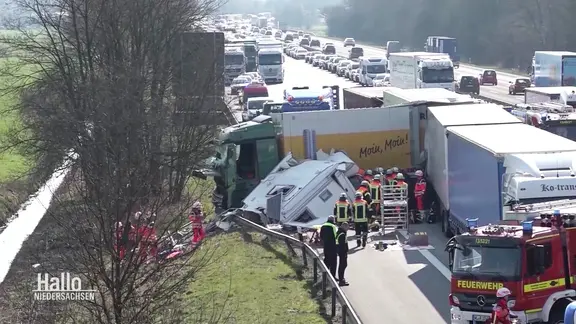 Ein zerstörter LKW bei einem Unfall auf der Autobahn.