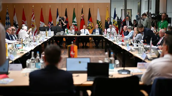 Die Ministerpräsidenten und Präsidentinnen der Bundesländer beraten in Berlin über das Milliardenprogramm der Bundesregierung zur Förderung von Investitionen. 