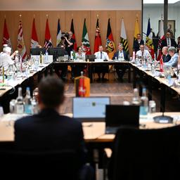 Die Ministerpräsidenten und Präsidentinnen der Bundesländer beraten in Berlin über das Milliardenprogramm der Bundesregierung zur Förderung von Investitionen. 