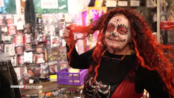 Die für das Motto "Dia de los muertos" passend verkleidete und geschminkte Edna Kolb mit rot gelockter Perücke. | Screenshot Die für das Motto "Dia de los muertos" passend verkleidete und geschminkte Edna Kolb mit rot gelockter Perücke.