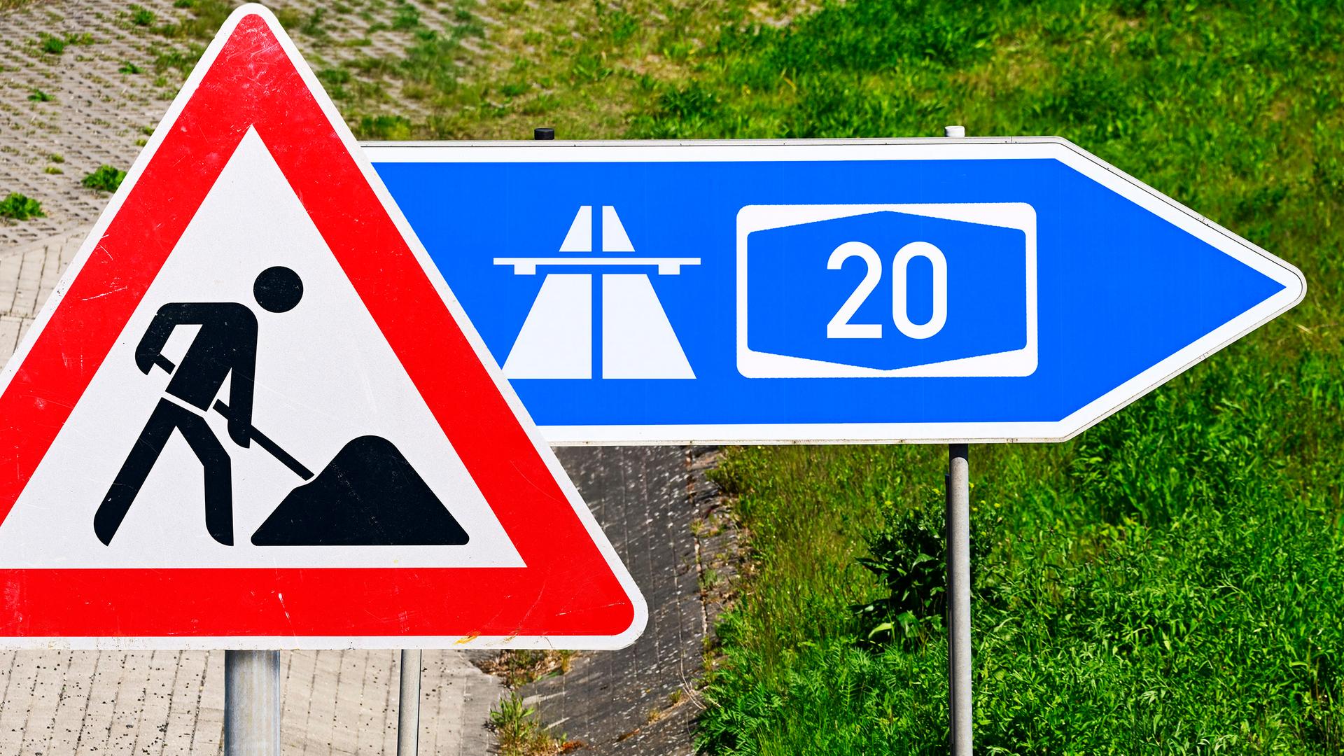 Eine Fotomontage zeigt das Ausfahrt-Schild der A20 und Baustellenschild.  | picture alliance / CHROMORANGE | Christian Ohde