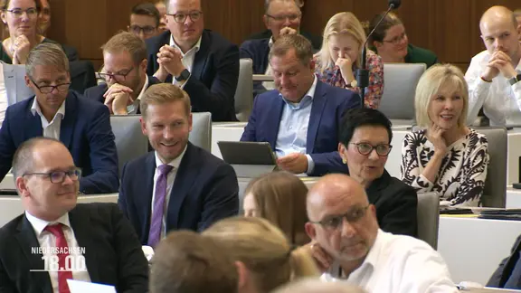 Mitglieder des Landtags in Hannover, darunter Finanzminister Gerald Heere.
