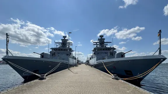 Die Korvetten "Magdeburg" und "Braunschweig" liegen am Kai des Marinestützpunktes Hohe Düne in Warnemünde startklar zum Großmanöver BALTOPS in der Ostsee.