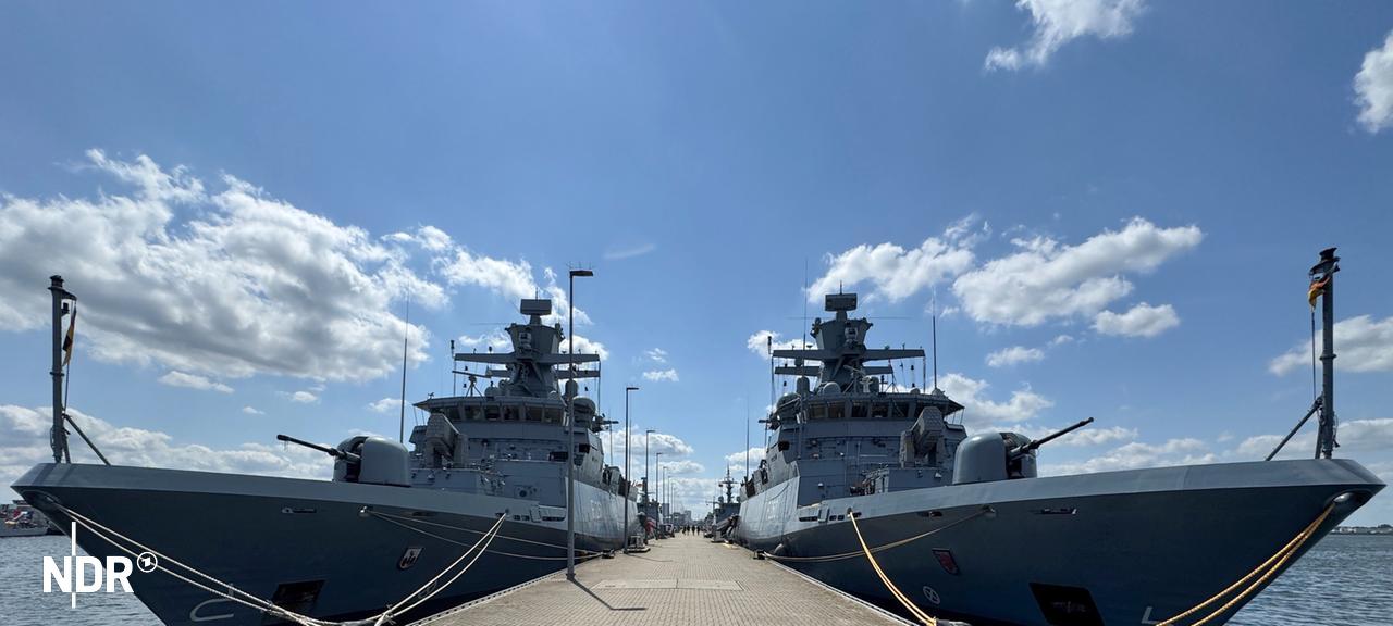 Die Korvetten "Magdeburg" und "Braunschweig" liegen am Kai des Marinestützpunktes Hohe Düne in Warnemünde startklar zum Großmanöver BALTOPS in der Ostsee. | dpa Bildfunk, Stefan Sauer Die Korvetten "Magdeburg" und "Braunschweig" liegen am Kai des Marinestützpunktes Hohe Düne in Warnemünde startklar zum Großmanöver BALTOPS in der Ostsee.