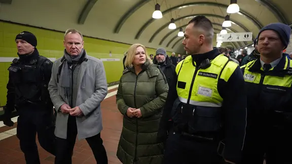 Bundesinnenministerin Nancy Faeser und Hamburgs Innenminister Andy Grote (beide SPD) gehen mit Sicherheitskräften durch den Hauptbahnhof.