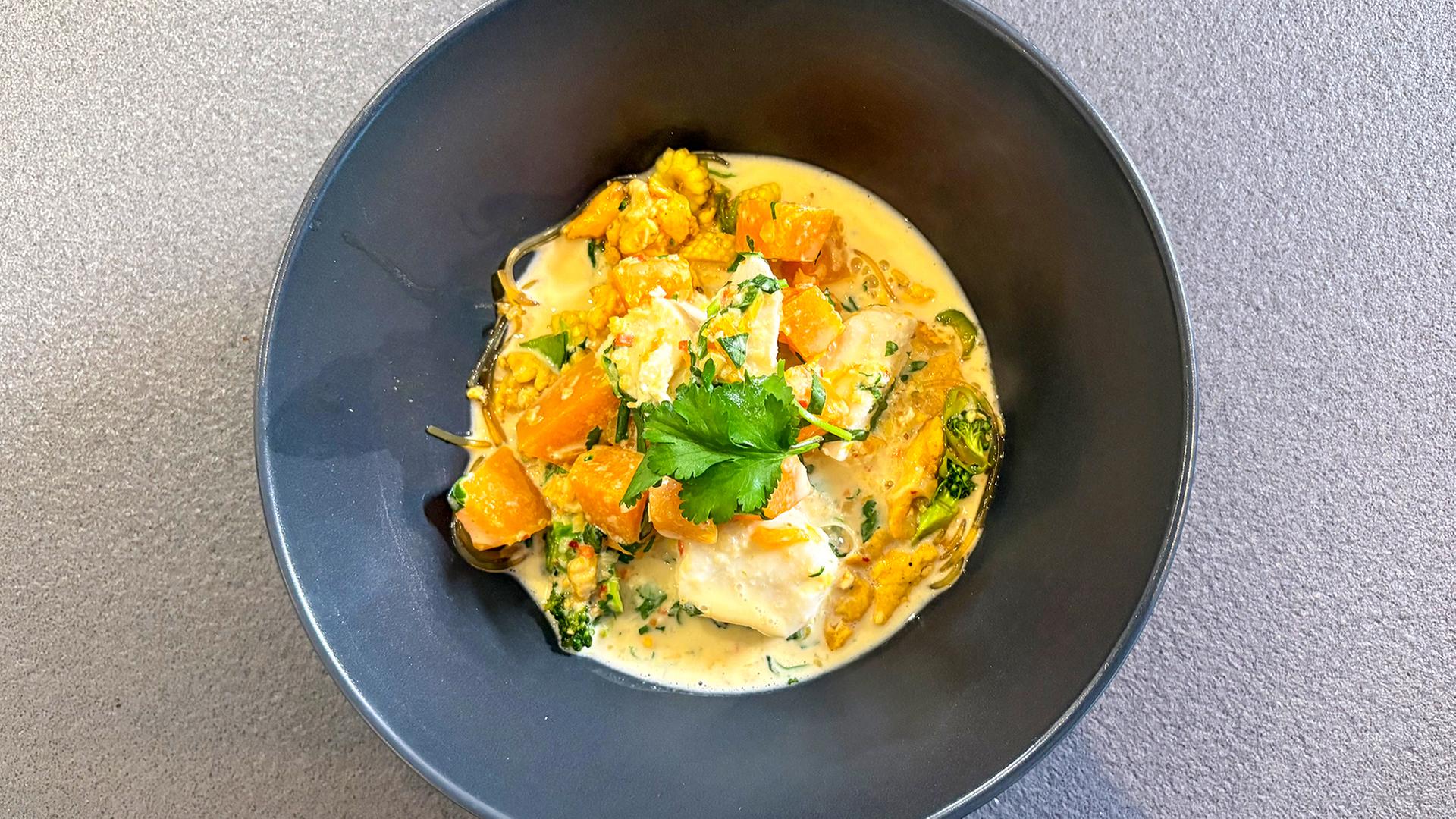 Fischcurry mit Glasnudeln in einem tiefen Teller angerichtet | Carsten Prehn