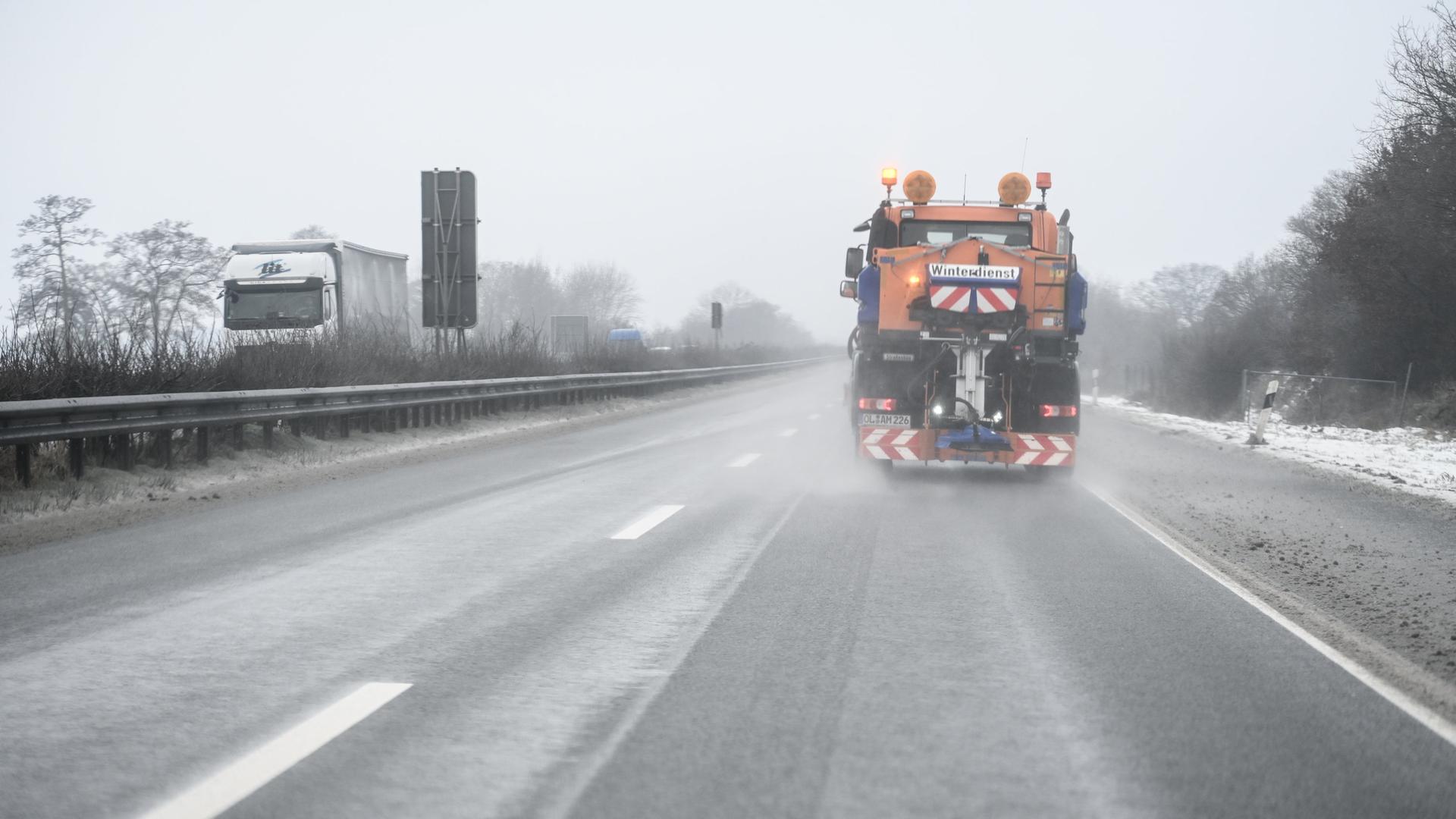 Ein Fahrzeug des Winterdienstes fährt auf der A28 auf der Höhe Filsum. | dpa, Lars Penning