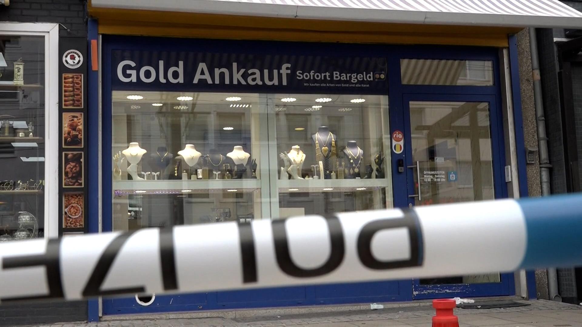 Ein Juweliergeschäft ist mit Polizeiband abgesperrt. | TeleNewsNetwork