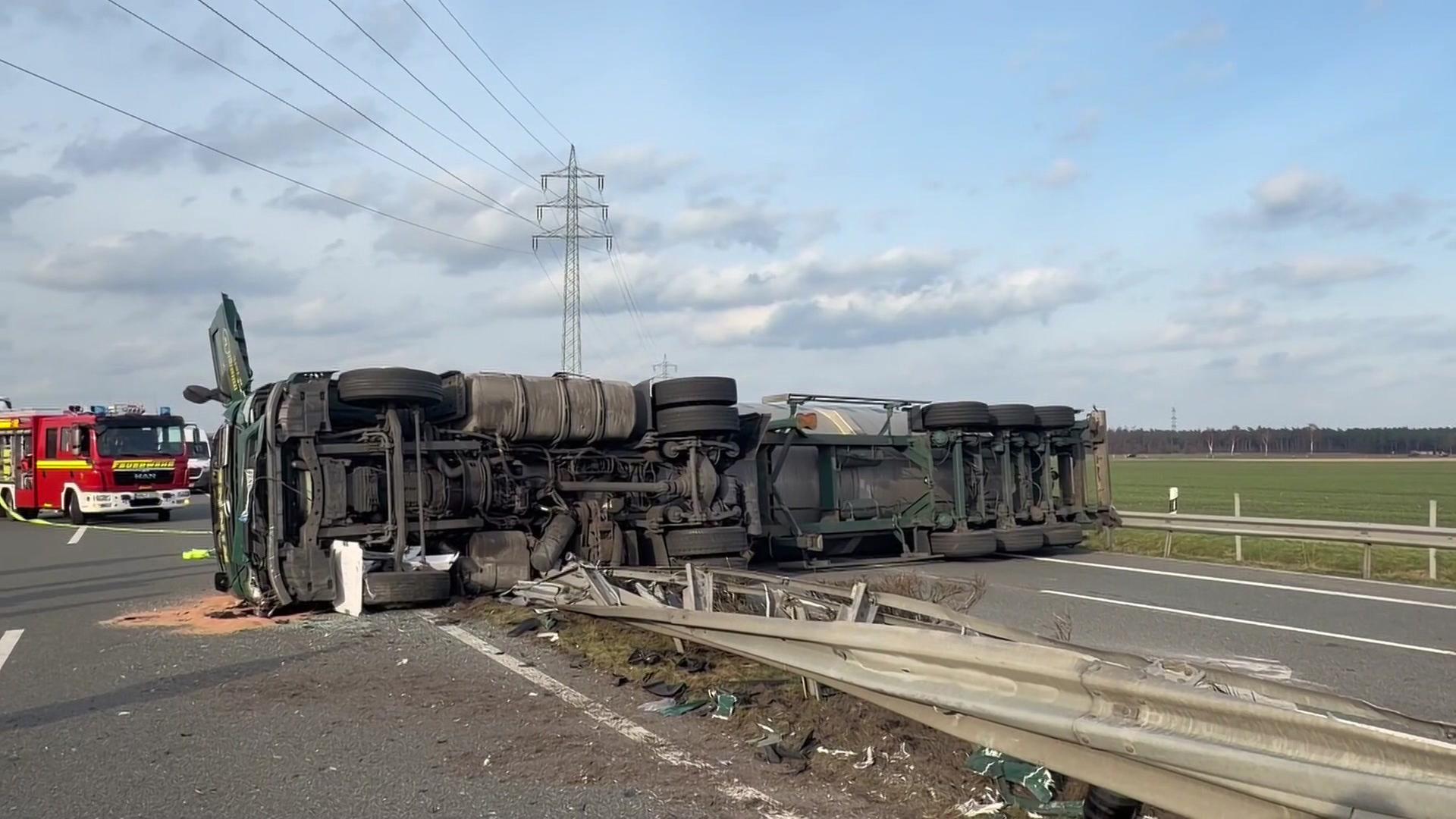 Ein Lkw liegt auf der A31 nach einem Unfall quer seitlich auf der Fahrbahn. | TeleNewsNetwork