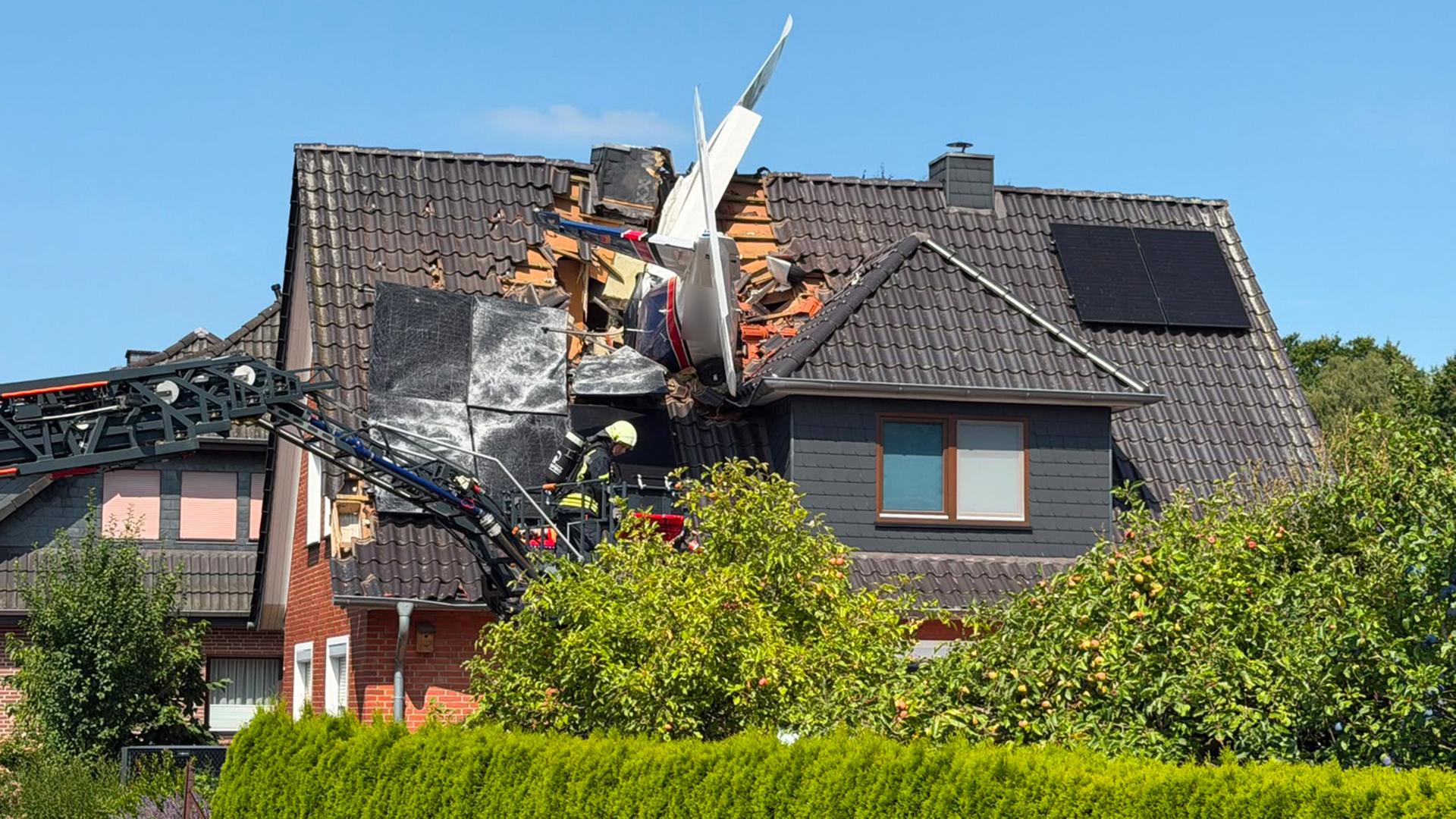 Landkreis Oldenburg: Kleinflugzeug stürzt in Wohnhaus