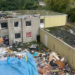 Blick auf einen vermüllten Hinterhof einer Wohnanlage in Göttingen.