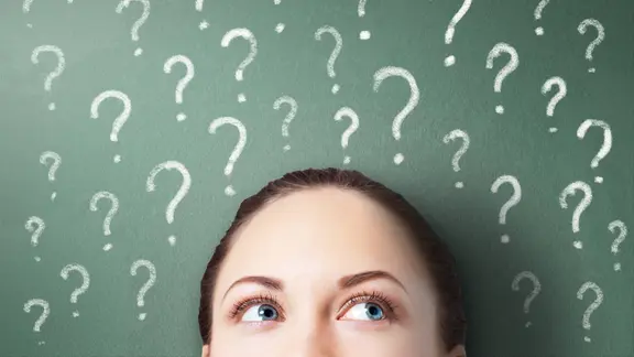 Viele Fragezeichen um einen Kopf.