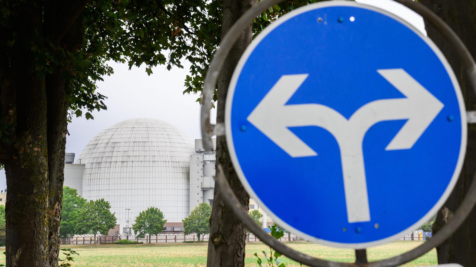 Das stillgelegte AKW Grohnde. Davor ein Verkehrsschild mit Pfeilen. | picture alliance/dpa, Julian Stratenschulte