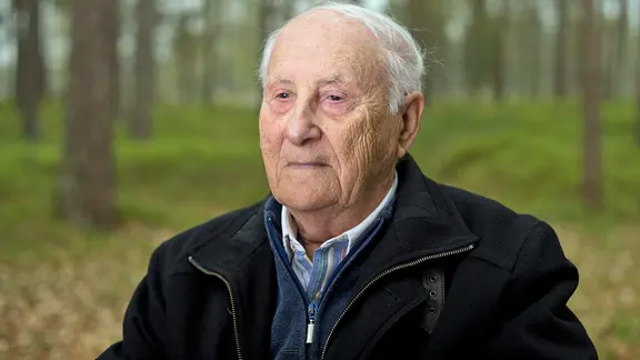 Albrecht Weinberg, Überlebender des Konzentrationslagers Bergen-Belsen, posiert am 25.04.2015 anlässlich des 70. Jahrestags der Befreiung des KZ für ein Porträtfoto.