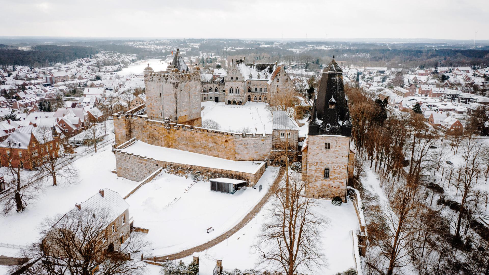 Eine Luftaufnahme der verschneiten Burg in Bad Bentheim | Spieker Agency, Burg Bentheim