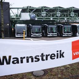 Busse stehen bei einem Warnstreik auf dem Betriebshof der Verkehrsbetriebe Hamburg-Holstein (VHH) in Schenefeld