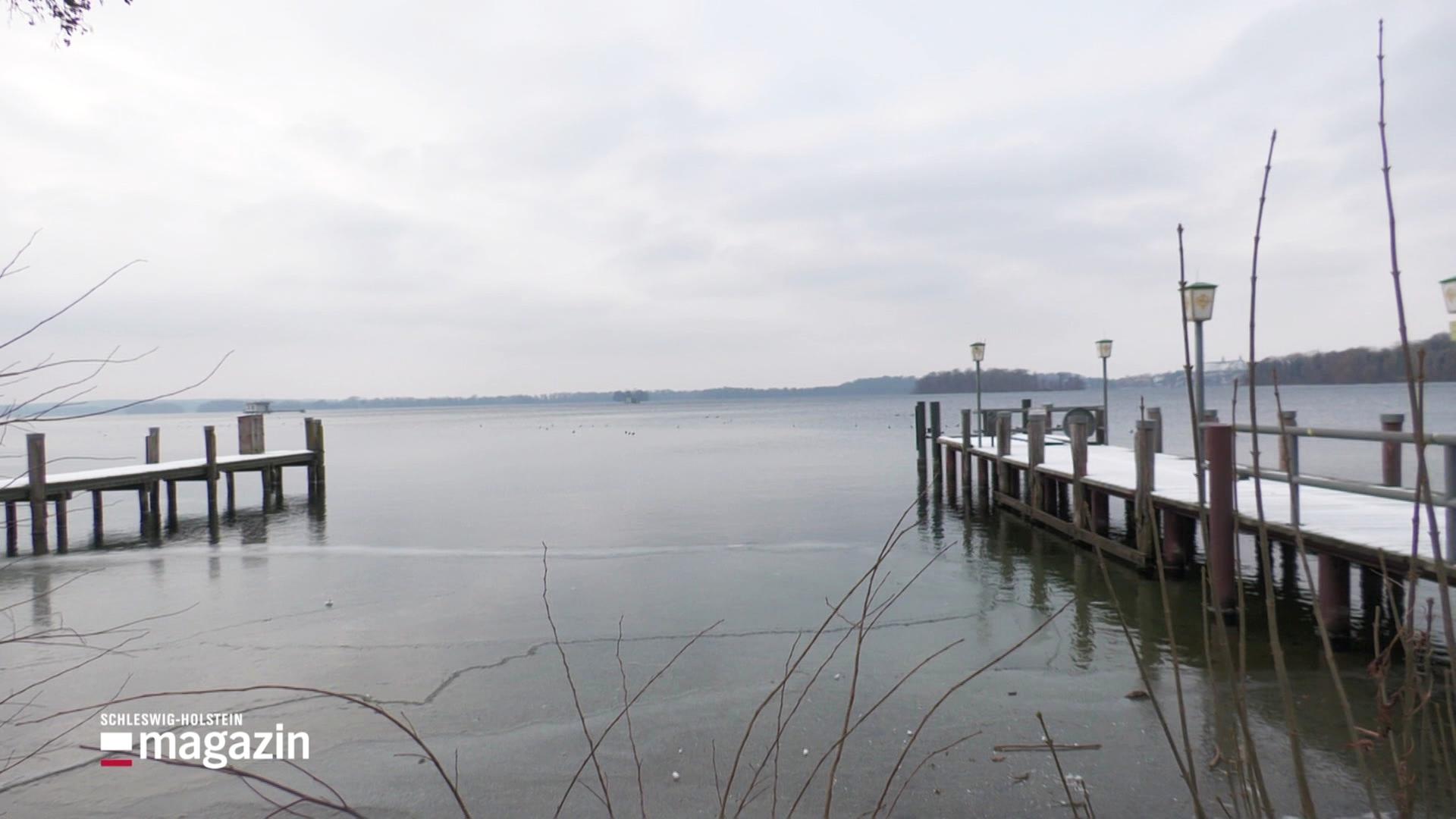 Zwei leere Stege am Plöner See im Winter. | Screenshot