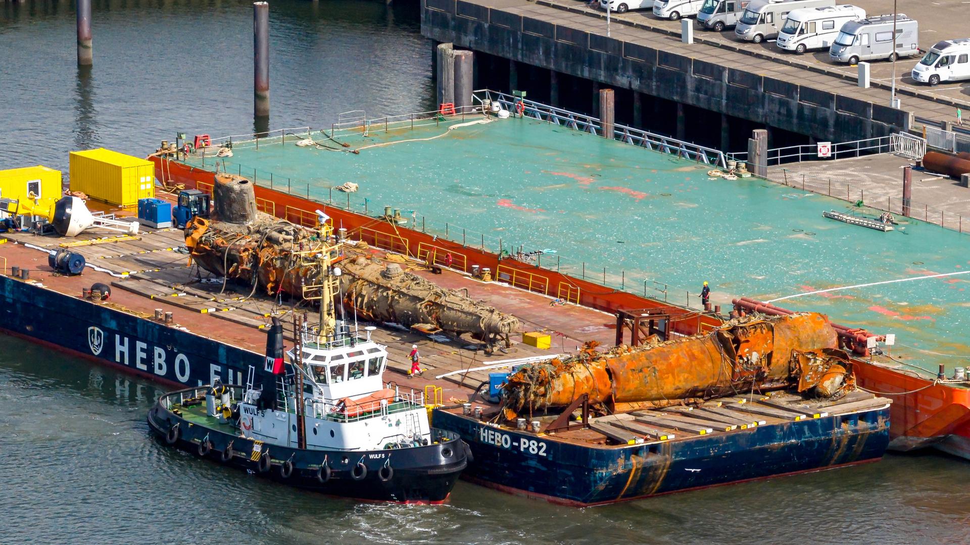Cuxhaven: Ein mehr als 100 Jahre altes deutsches U-Boot-Wrack liegt zerbrochen in zwei Teile im Hafen.  | dpa-Bildfunk, Sina Schuldt