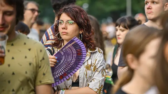 Besucherin mit Fächer auf einem Musikfestival