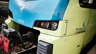 Ein Zug der WestfalenBahn in einem Bahnhof Nahaufnahme der Kuplung.