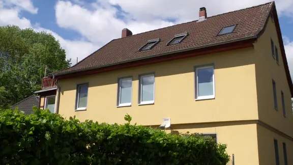 Ein Haus in Goslar, in dem eine Frau mit einer brennbaren Flüssigkeit übergossen und in Brand gesteckt wurde. | NDR Ein Haus in Goslar, in dem eine Frau mit einer brennbaren Flüssigkeit übergossen und in Brand gesteckt wurde.